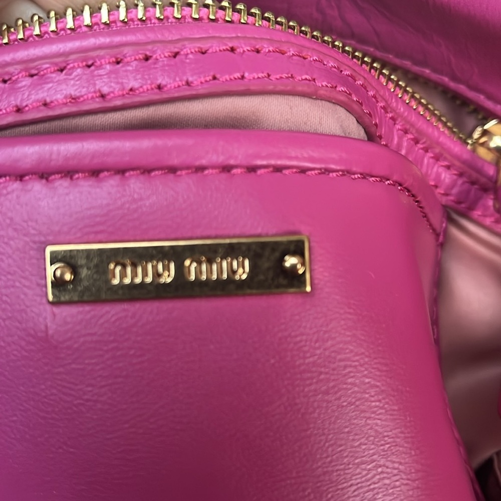 Miu Miu Pink Leather clutch bag with snap closure, zipped deep flap pocket. - Picture 8 of 14